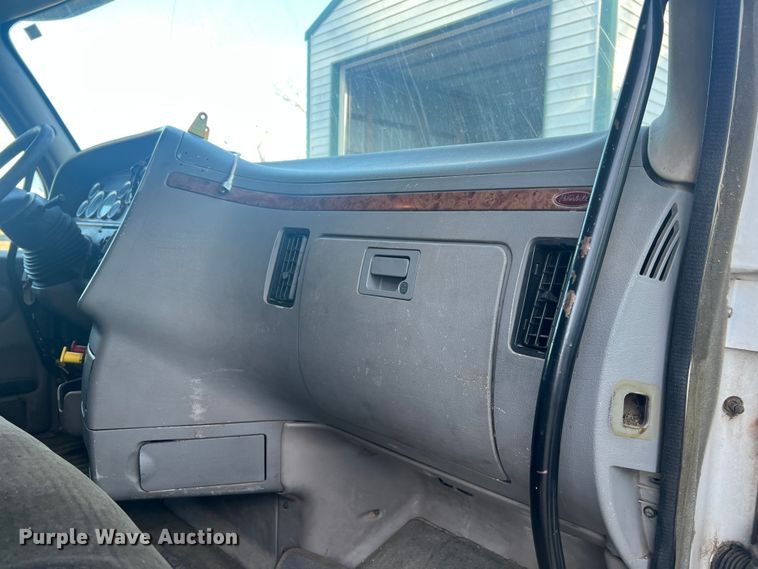 image for item MM9199 2005 Peterbilt 387  semi truck