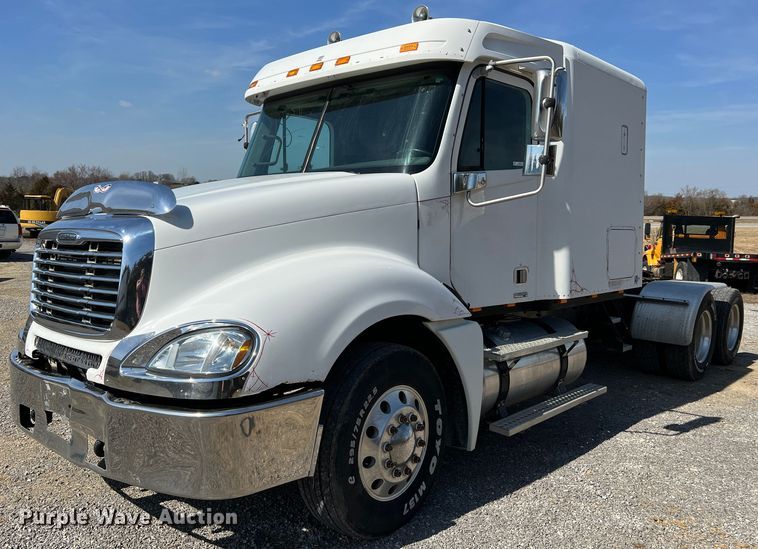 image for item MM9227 2001 Freightliner Columbia  semi truck