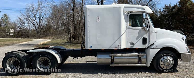 image for item MM9227 2001 Freightliner Columbia  semi truck