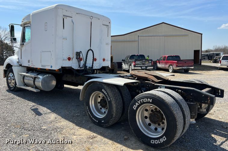 image for item MM9227 2001 Freightliner Columbia  semi truck