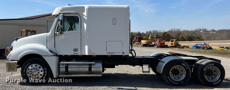 image for item MM9227 2001 Freightliner Columbia  semi truck