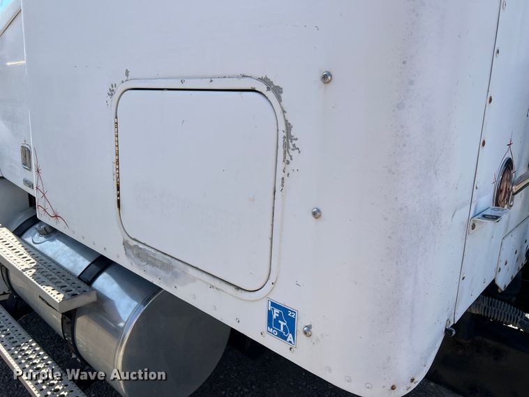 image for item MM9227 2001 Freightliner Columbia  semi truck