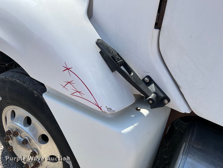 image for item MM9227 2001 Freightliner Columbia  semi truck