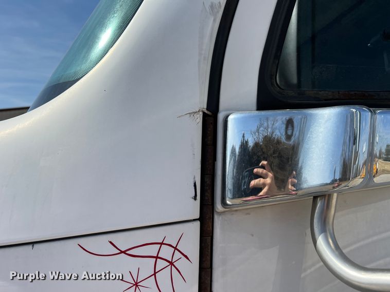 image for item MM9227 2001 Freightliner Columbia  semi truck