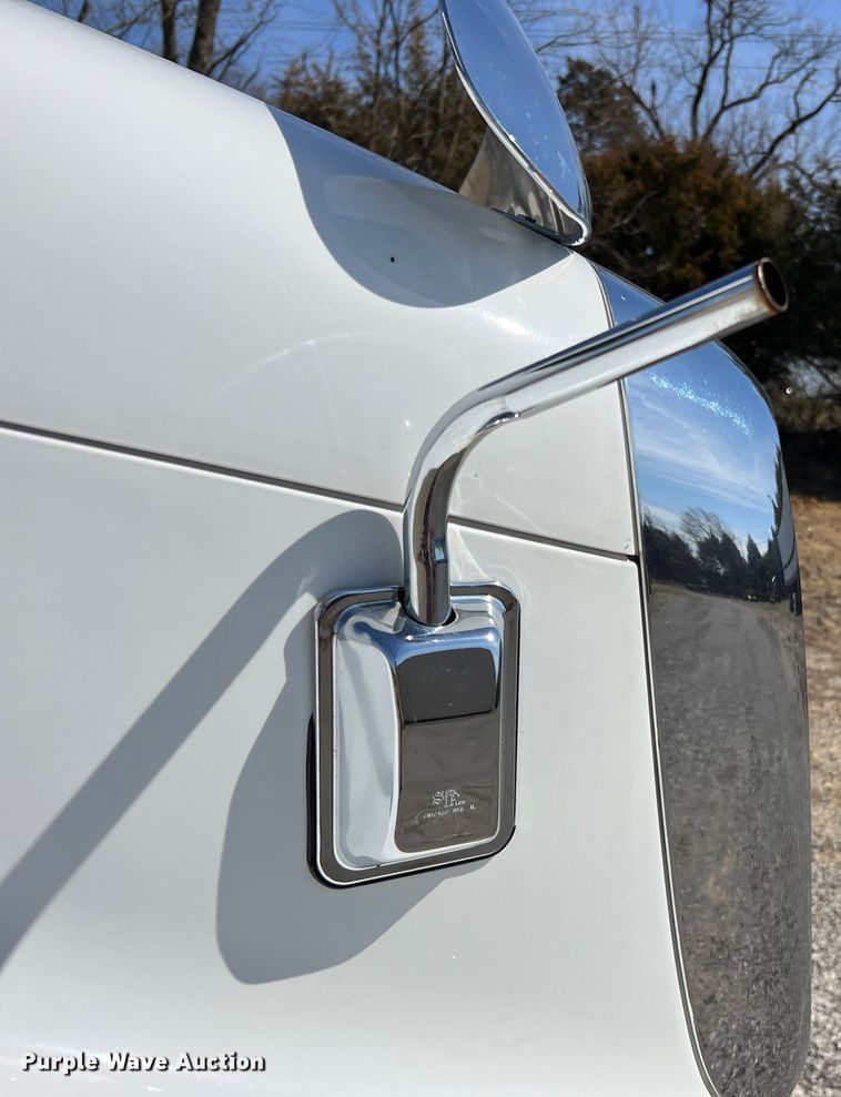 image for item MM9227 2001 Freightliner Columbia  semi truck