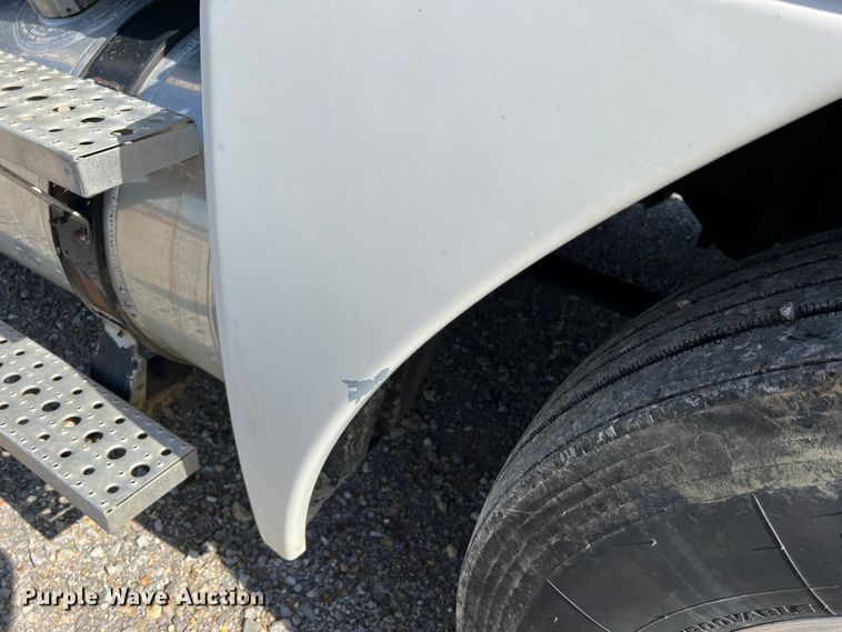 image for item MM9227 2001 Freightliner Columbia  semi truck