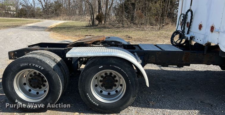 image for item MM9227 2001 Freightliner Columbia  semi truck