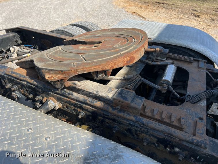 image for item MM9227 2001 Freightliner Columbia  semi truck