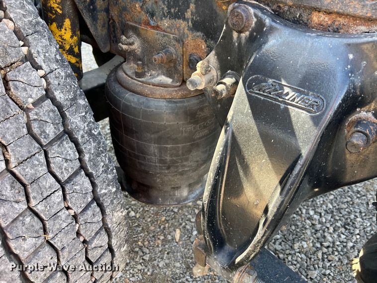 image for item MM9227 2001 Freightliner Columbia  semi truck