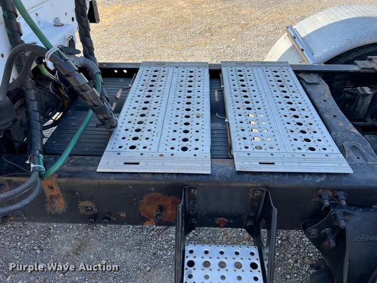 image for item MM9227 2001 Freightliner Columbia  semi truck