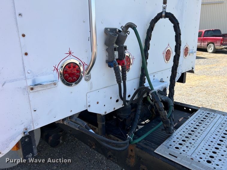 image for item MM9227 2001 Freightliner Columbia  semi truck