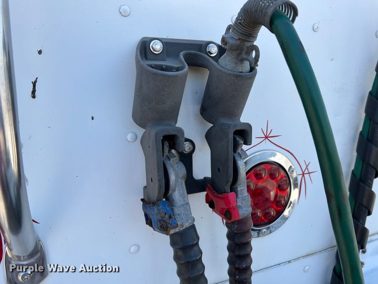 image for item MM9227 2001 Freightliner Columbia  semi truck