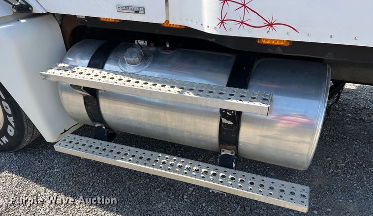 image for item MM9227 2001 Freightliner Columbia  semi truck