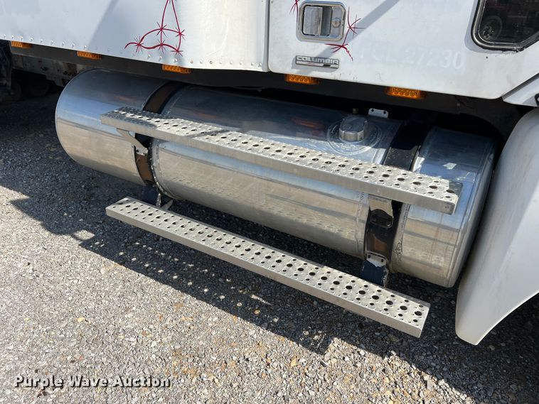 image for item MM9227 2001 Freightliner Columbia  semi truck