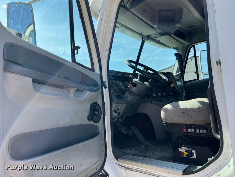 image for item MM9227 2001 Freightliner Columbia  semi truck