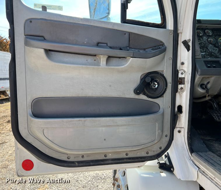 image for item MM9227 2001 Freightliner Columbia  semi truck