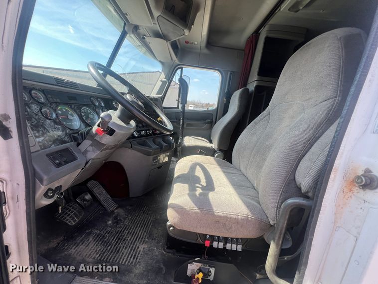 image for item MM9227 2001 Freightliner Columbia  semi truck