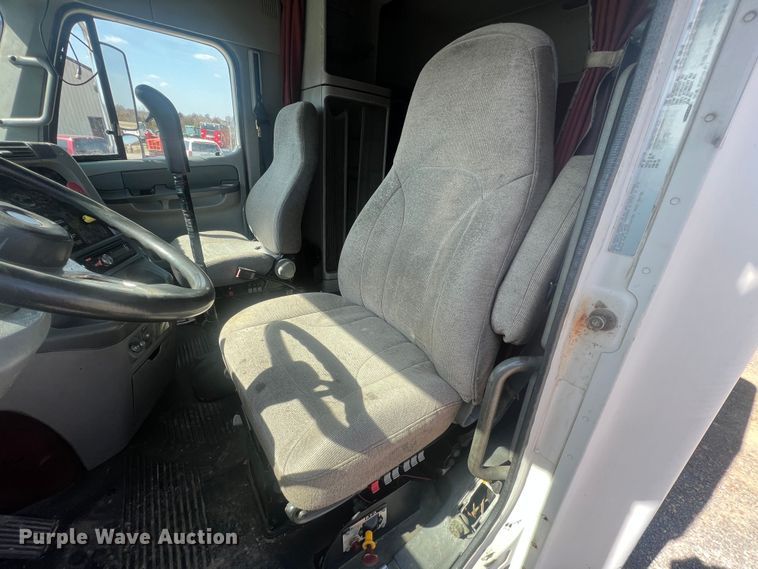 image for item MM9227 2001 Freightliner Columbia  semi truck