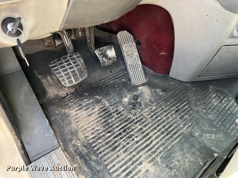 image for item MM9227 2001 Freightliner Columbia  semi truck