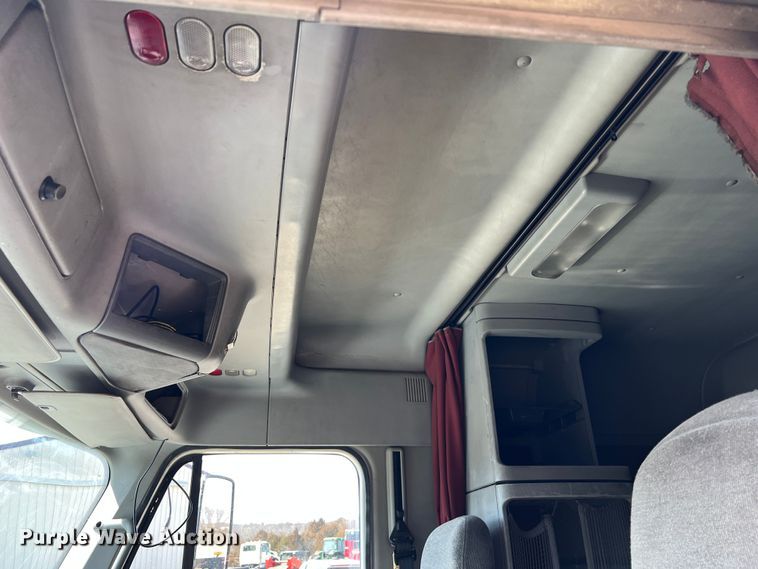 image for item MM9227 2001 Freightliner Columbia  semi truck