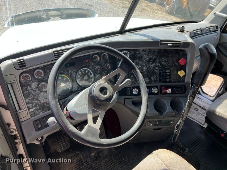 image for item MM9227 2001 Freightliner Columbia  semi truck