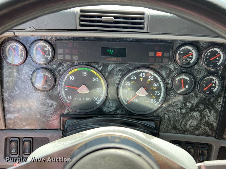 image for item MM9227 2001 Freightliner Columbia  semi truck