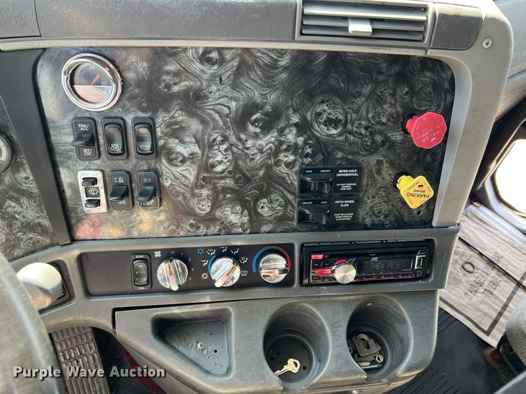 image for item MM9227 2001 Freightliner Columbia  semi truck