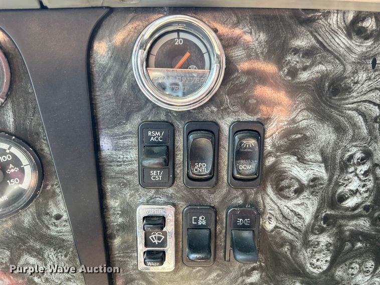 image for item MM9227 2001 Freightliner Columbia  semi truck