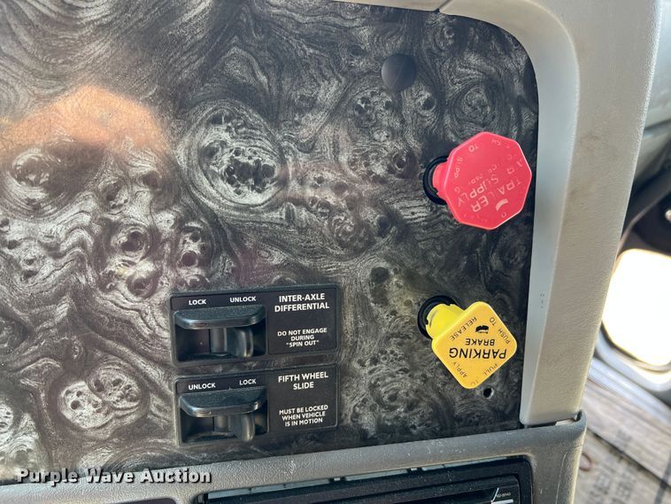 image for item MM9227 2001 Freightliner Columbia  semi truck