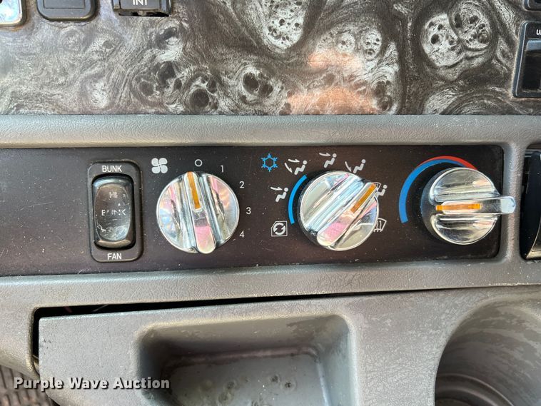 image for item MM9227 2001 Freightliner Columbia  semi truck