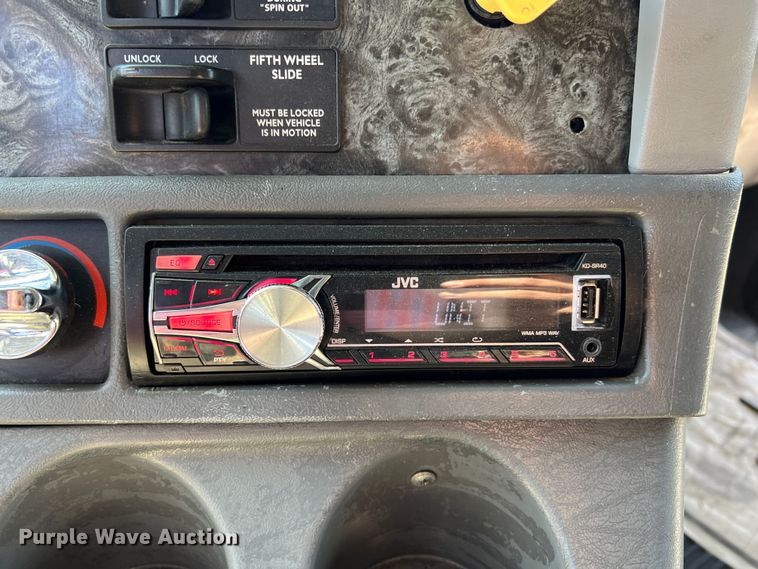 image for item MM9227 2001 Freightliner Columbia  semi truck