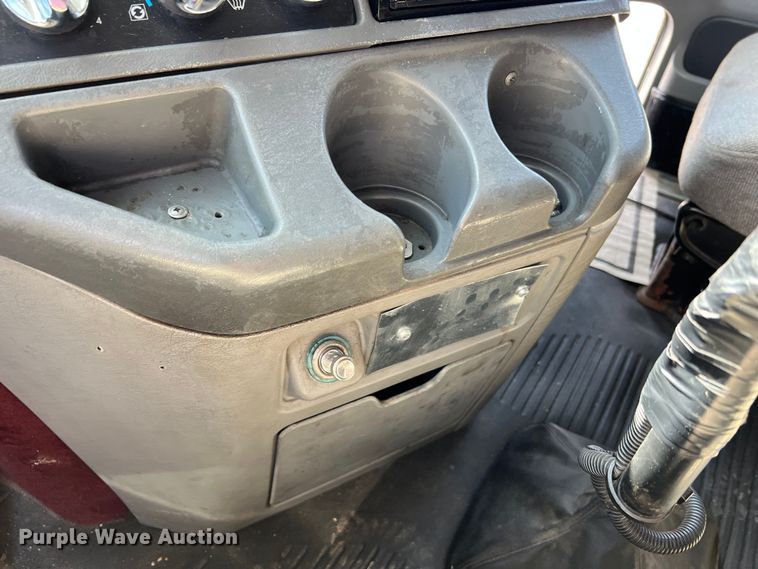 image for item MM9227 2001 Freightliner Columbia  semi truck