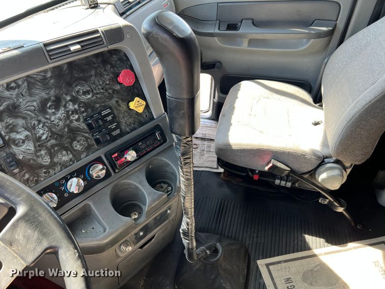 image for item MM9227 2001 Freightliner Columbia  semi truck