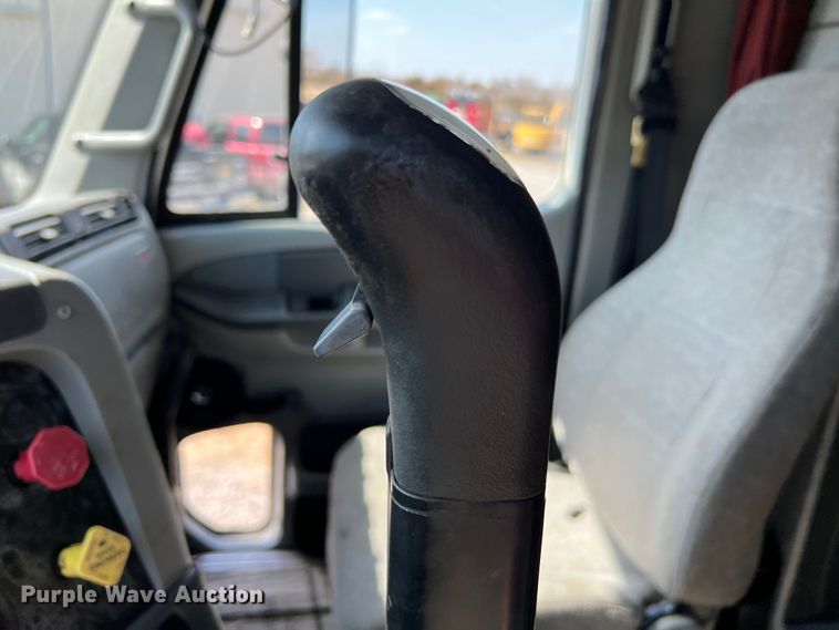 image for item MM9227 2001 Freightliner Columbia  semi truck