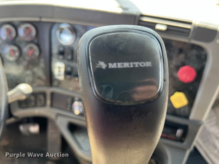 image for item MM9227 2001 Freightliner Columbia  semi truck