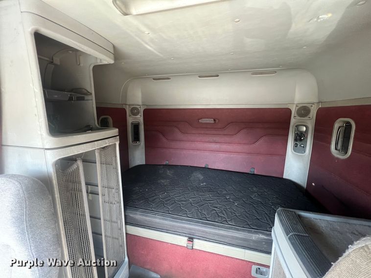 image for item MM9227 2001 Freightliner Columbia  semi truck