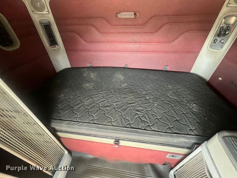 image for item MM9227 2001 Freightliner Columbia  semi truck