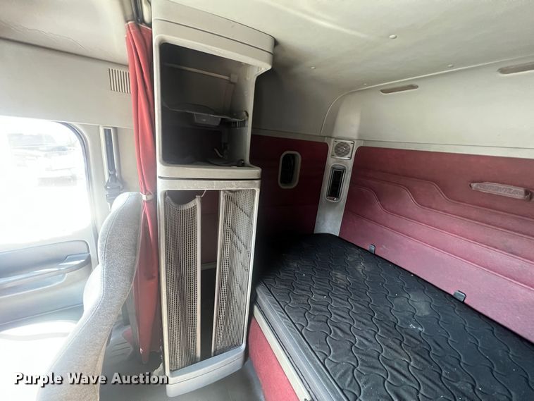 image for item MM9227 2001 Freightliner Columbia  semi truck