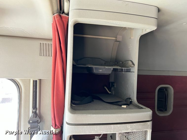 image for item MM9227 2001 Freightliner Columbia  semi truck