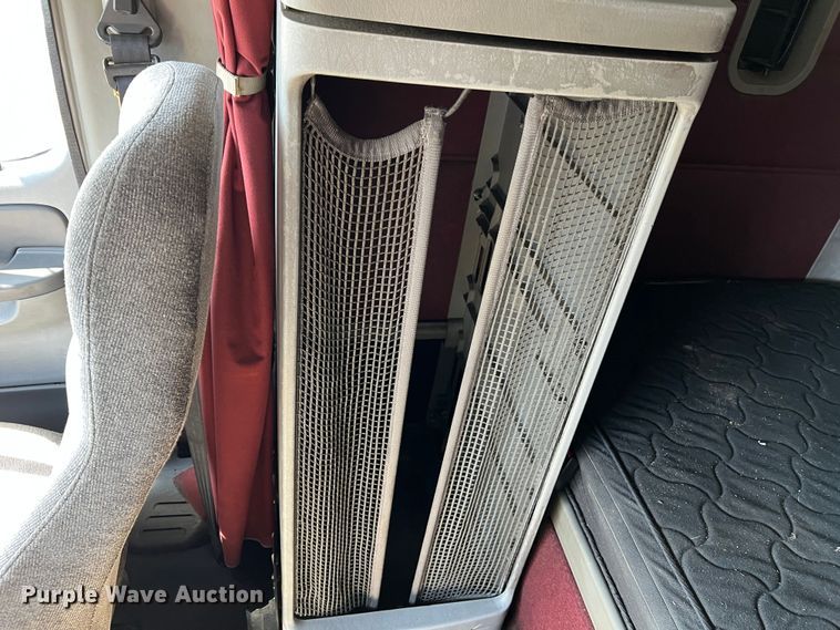 image for item MM9227 2001 Freightliner Columbia  semi truck