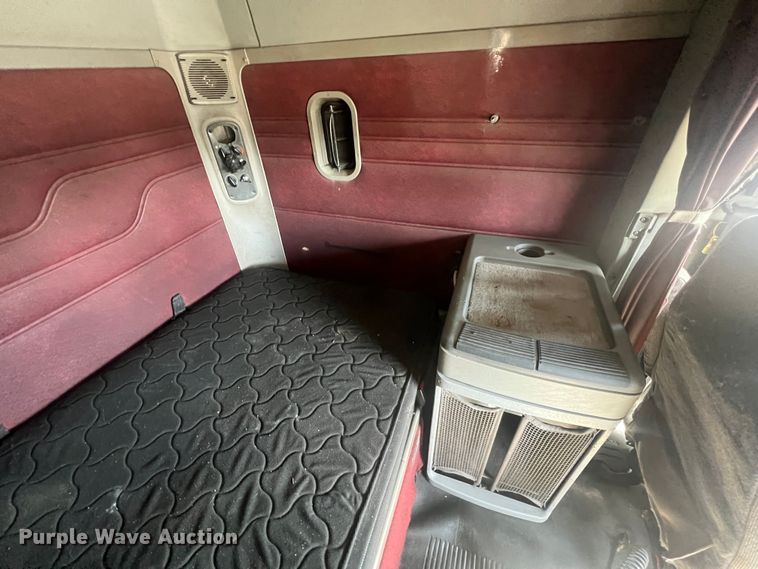 image for item MM9227 2001 Freightliner Columbia  semi truck