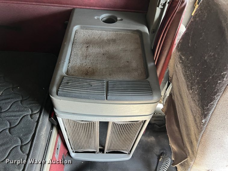 image for item MM9227 2001 Freightliner Columbia  semi truck