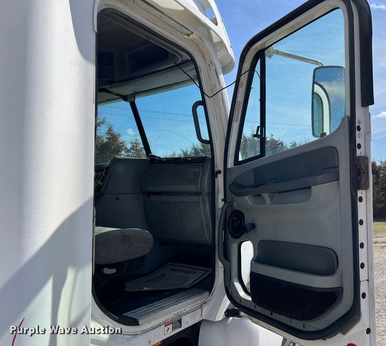 image for item MM9227 2001 Freightliner Columbia  semi truck