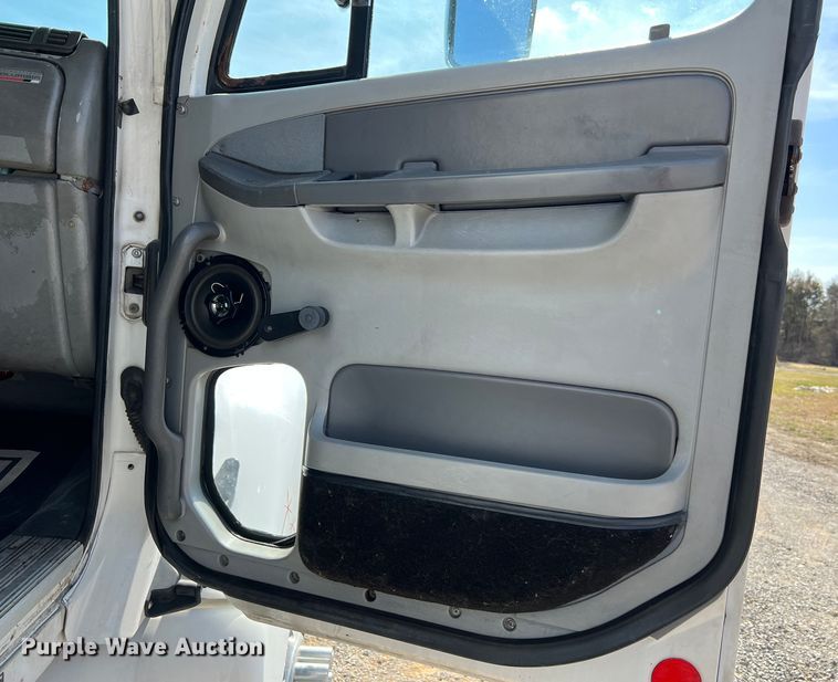 image for item MM9227 2001 Freightliner Columbia  semi truck