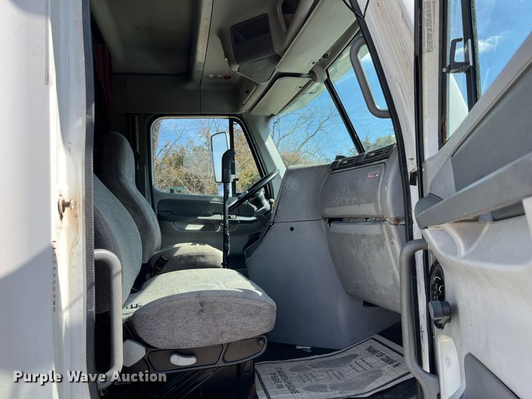 image for item MM9227 2001 Freightliner Columbia  semi truck