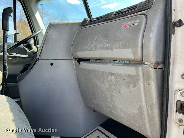 image for item MM9227 2001 Freightliner Columbia  semi truck