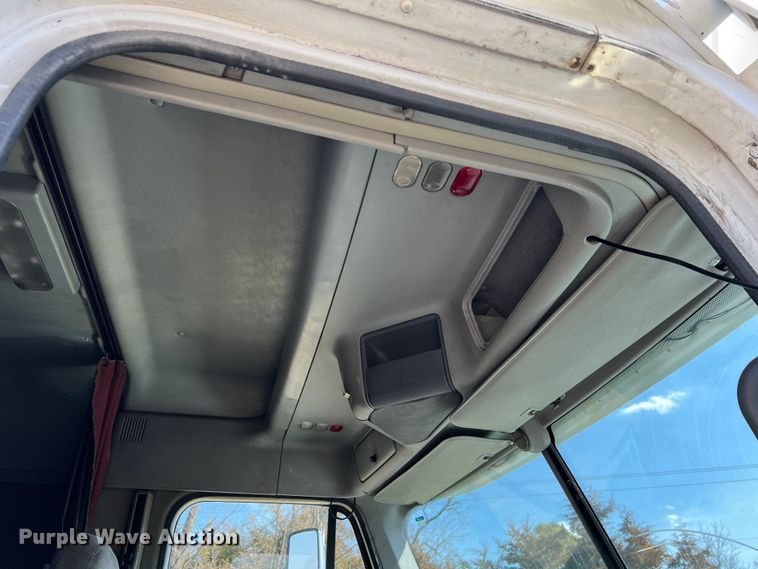 image for item MM9227 2001 Freightliner Columbia  semi truck