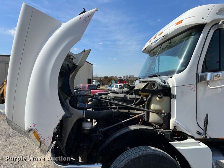 image for item MM9227 2001 Freightliner Columbia  semi truck