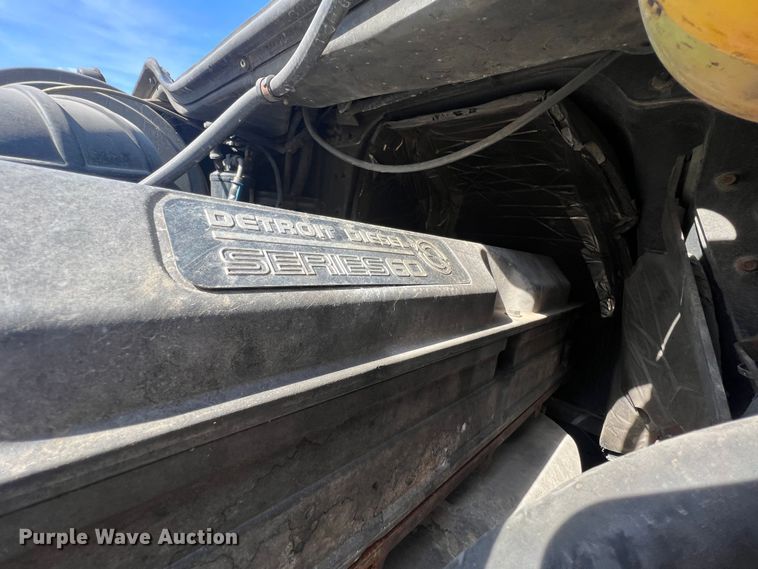 image for item MM9227 2001 Freightliner Columbia  semi truck