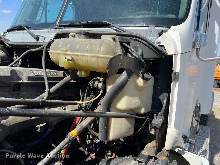 image for item MM9227 2001 Freightliner Columbia  semi truck